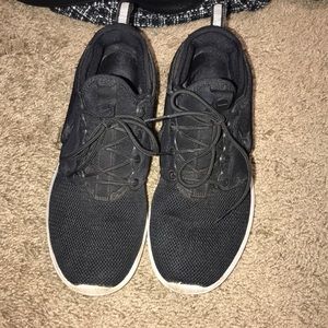 Black Nike Rosche shoes